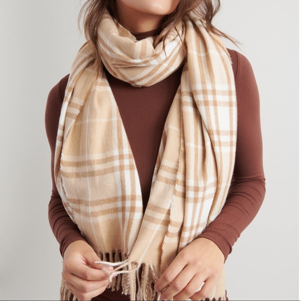 2/30🐬 Lightweight plaid scarf